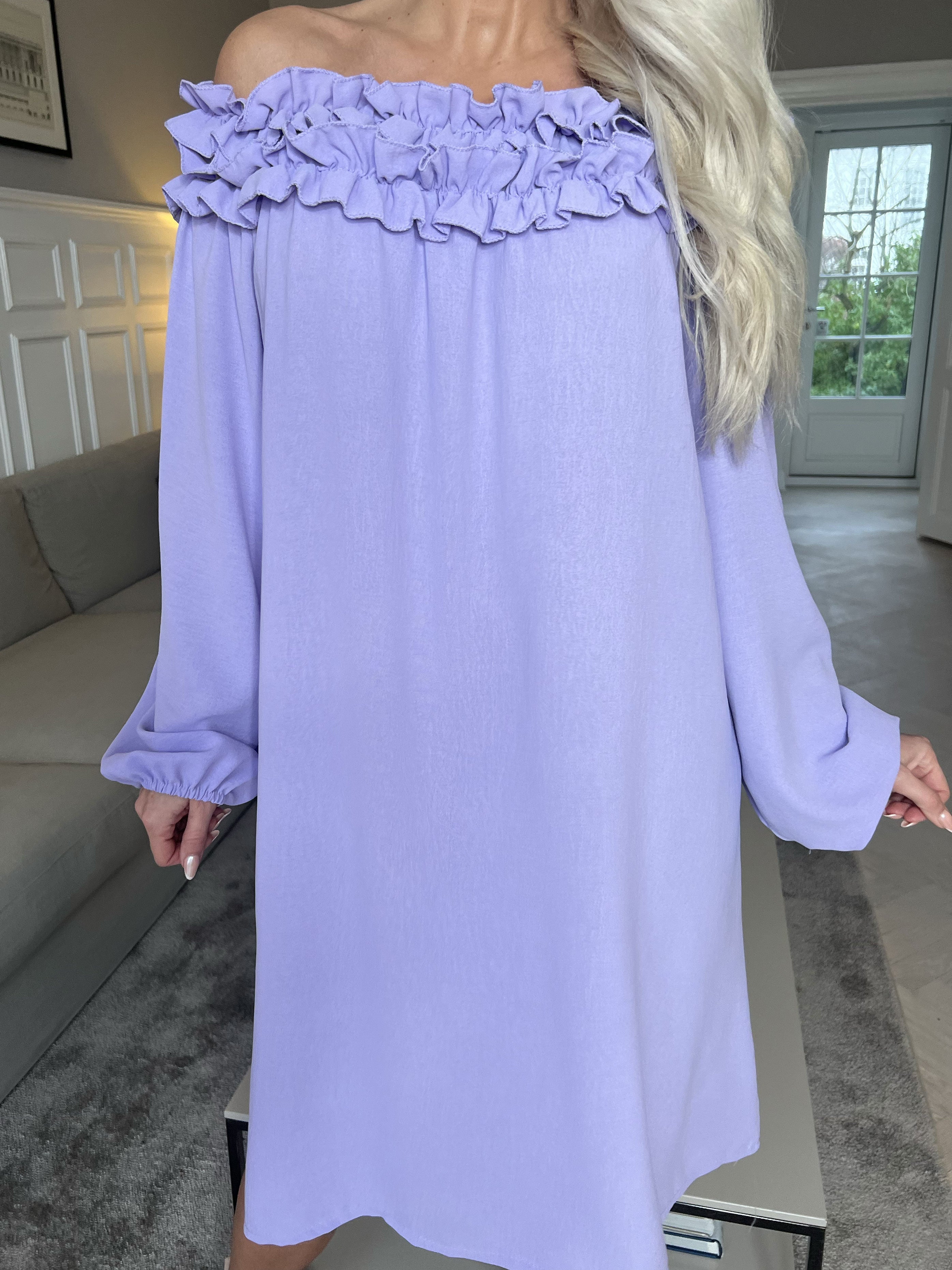 Chili Dress - Kjole med lange ærmer og flæser i udskæringen